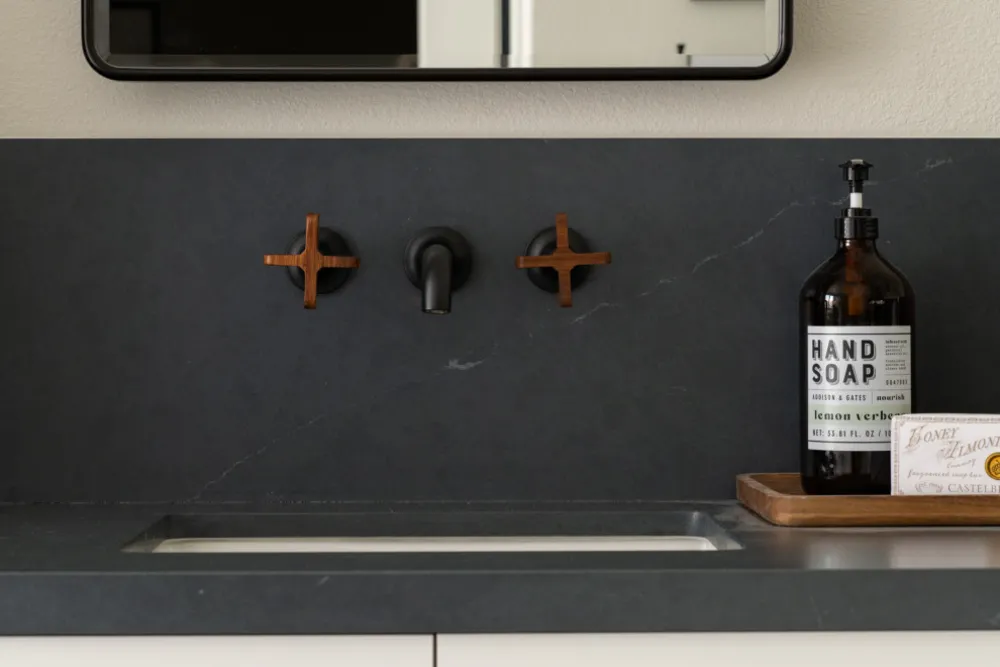 Konstrueret kvarts vaskebordplader med træknopper