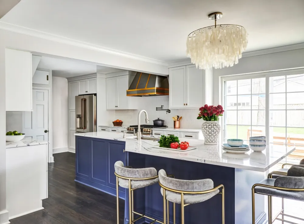 Bílá a modrá přechodná kuchyně