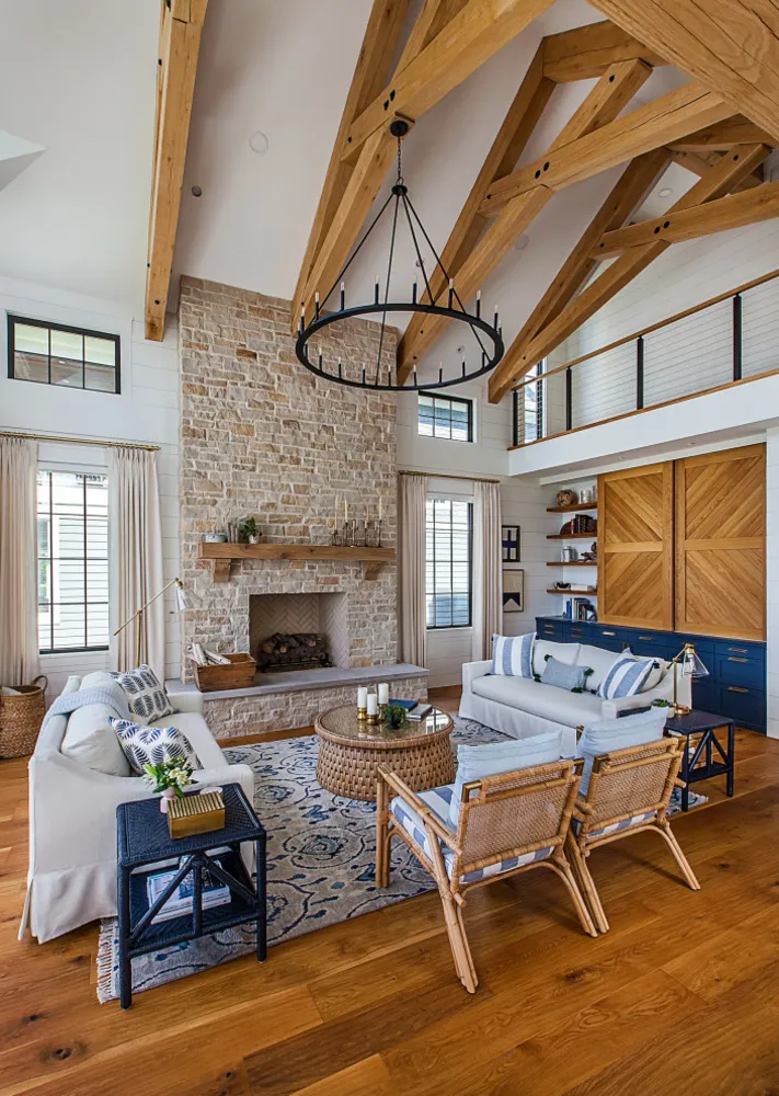 БУДИНОК НА ОЗЕРІ В ПРИБЕРЕЖНОМУ СТИЛІ