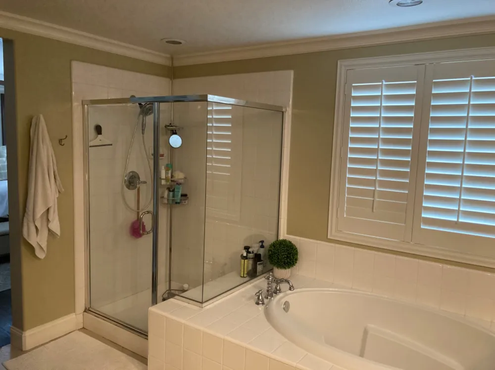 Før foto af bruser og badekar