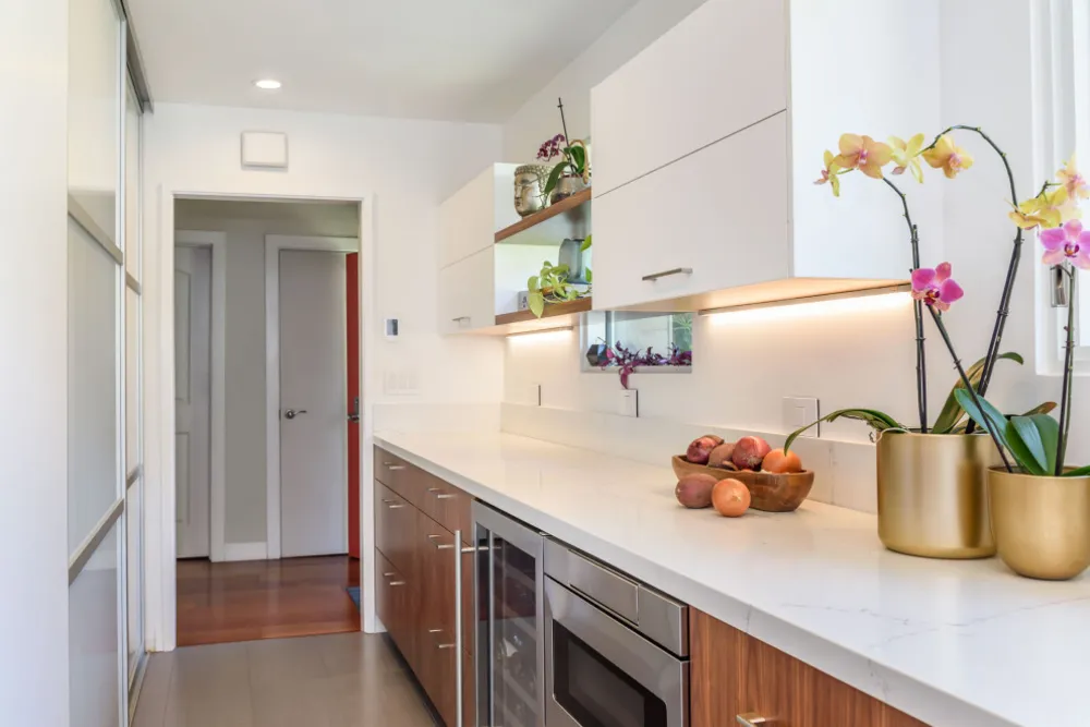 Samtidig tofarget kjøkken