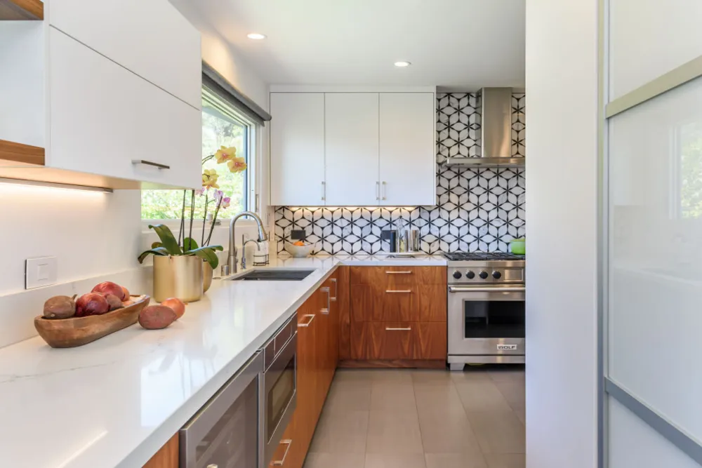 Nykyaikainen kaksisävyinen keittiö