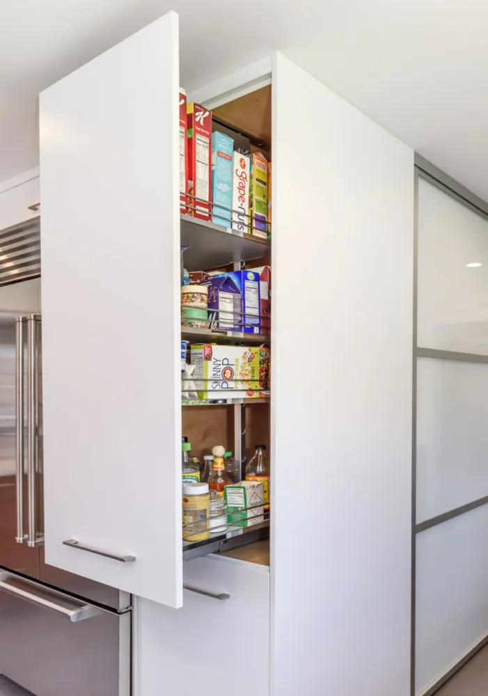 Nykyaikainen kaksivärinen keittiö