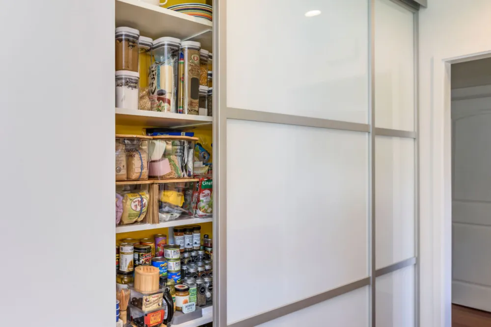 Nykyaikainen kaksivärinen keittiö