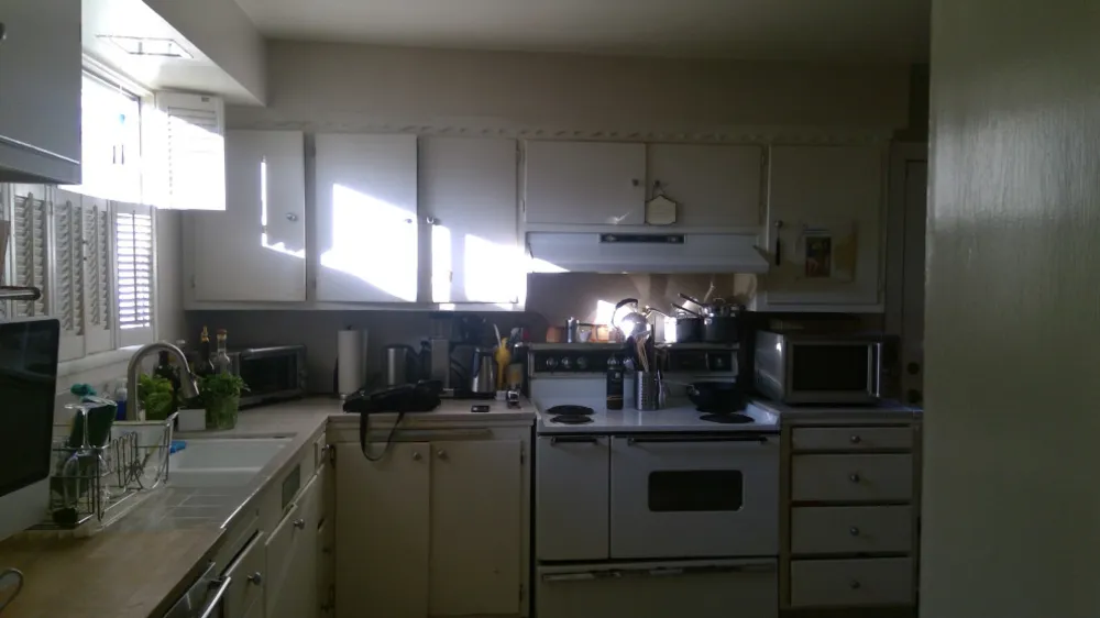 Nykyaikainen kaksivärinen keittiö