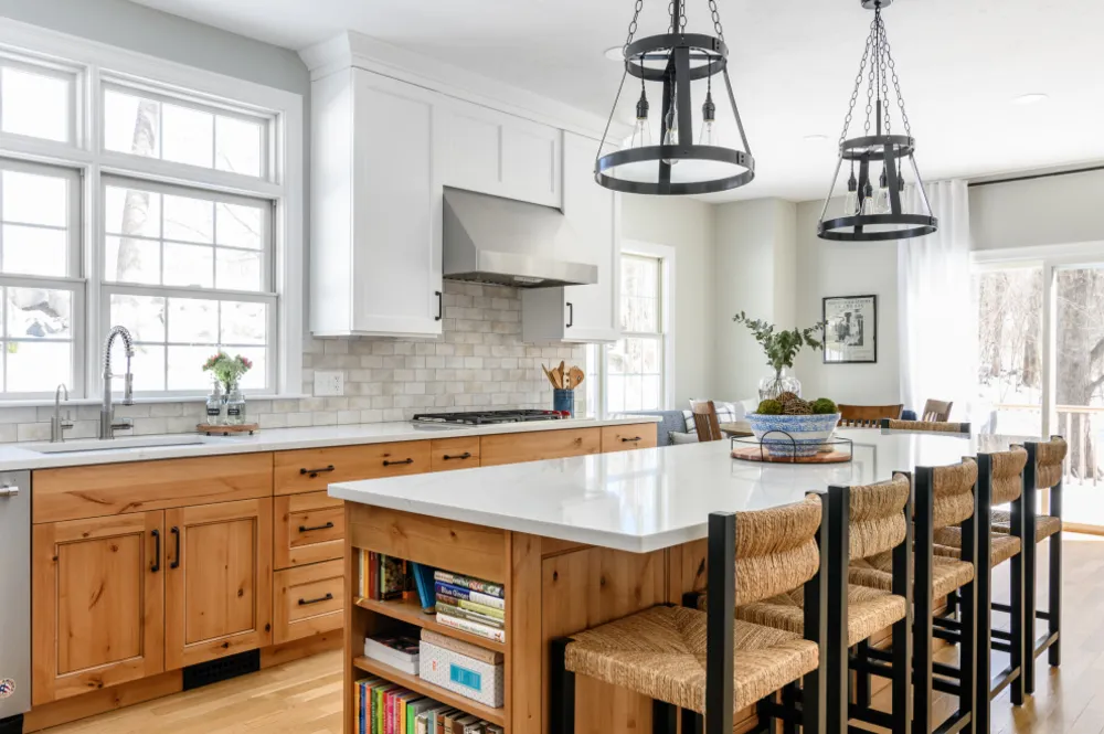 Сучасний фермерський будинок із природною вільхою