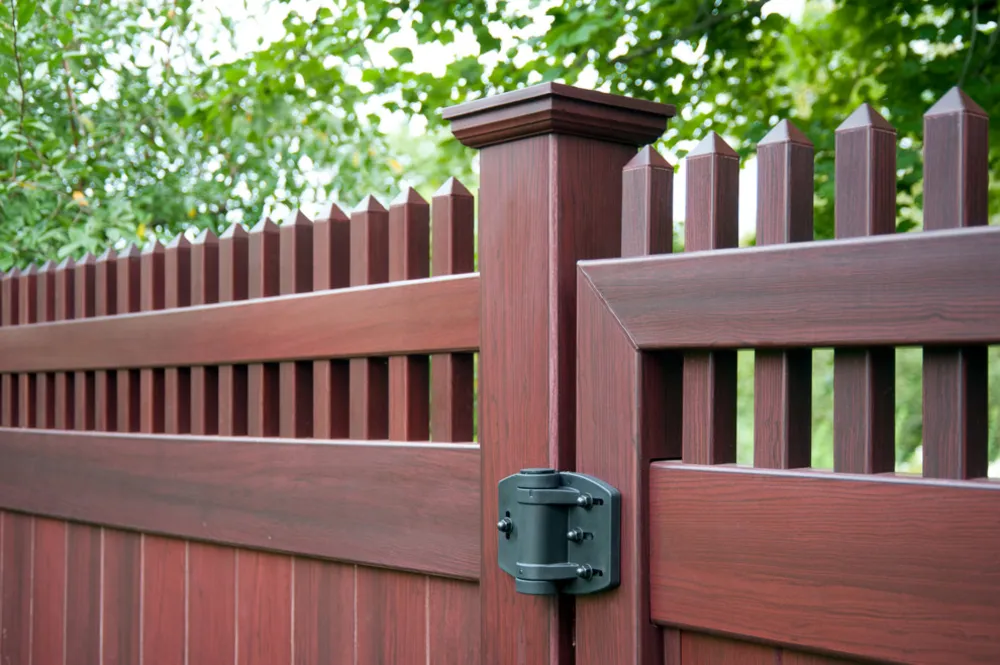 Виниловый забор из красного дерева из ПВХ от Illusions Fence