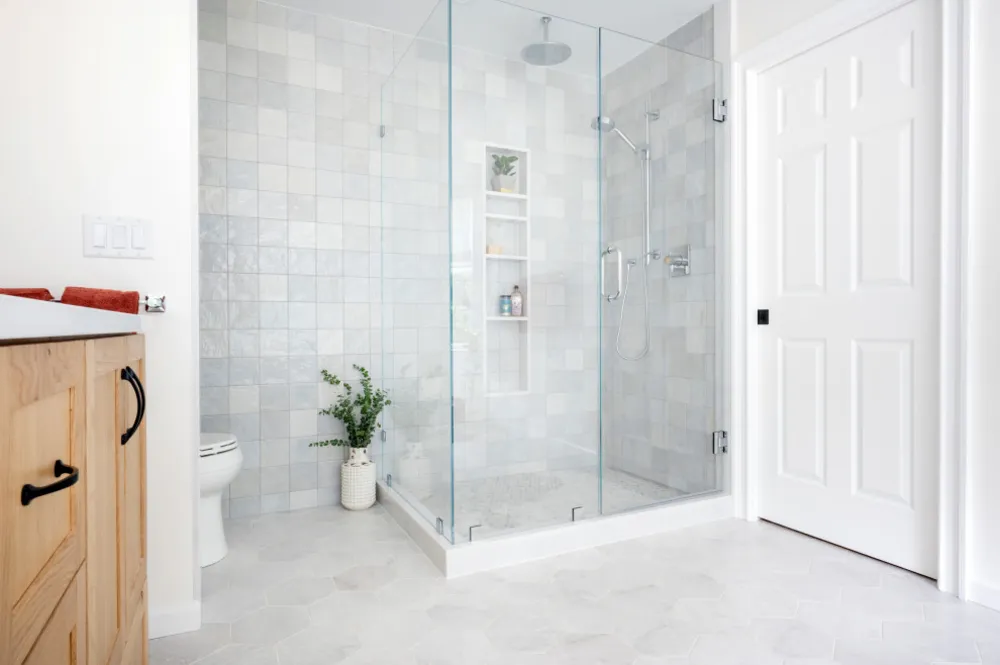 Amber Fresh Nowoczesna łazienka główna w wiejskim domu