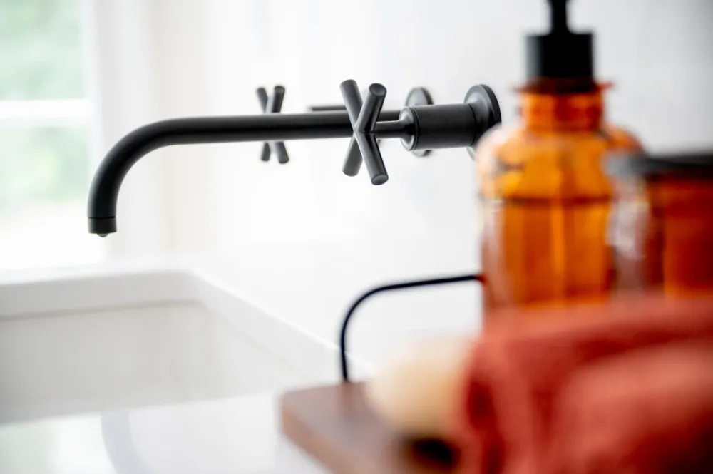 Amber Fresh Nowoczesna łazienka główna w wiejskim domu