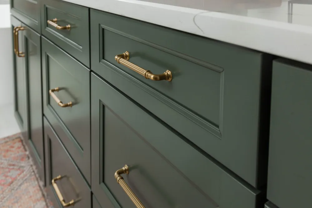 Sage Green Cabinet Master Badrumsrenovering