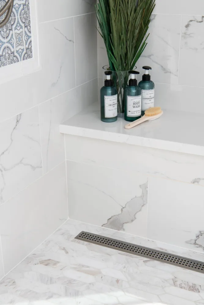 Duschbänk och ett linjärt avlopp