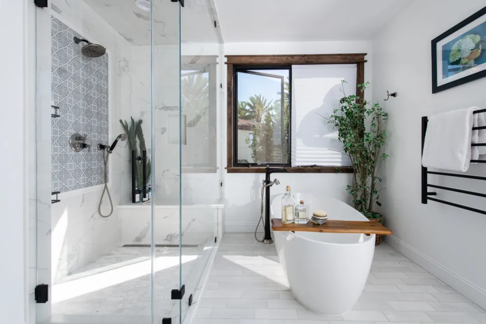 Ångdusch och ett fristående badkar