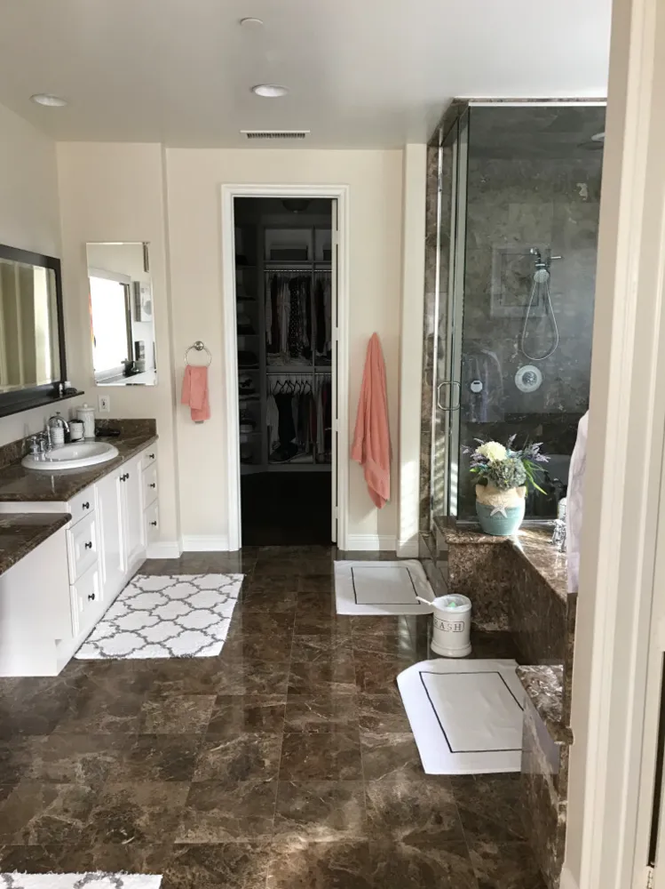 Före foto av primärt badrum