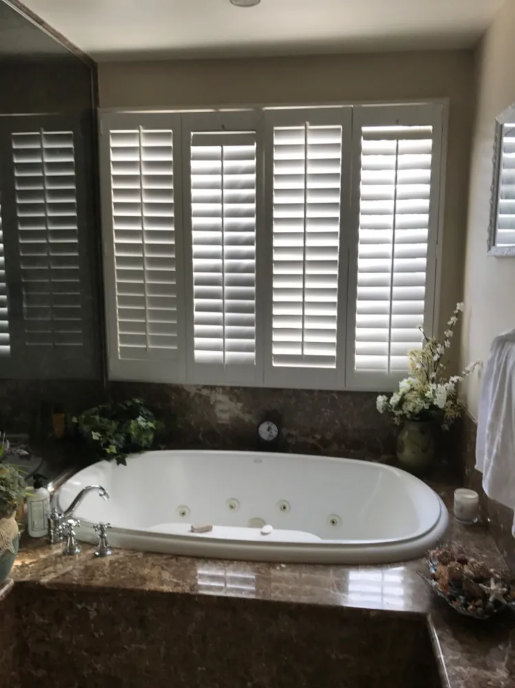 Före foto av primära badrum