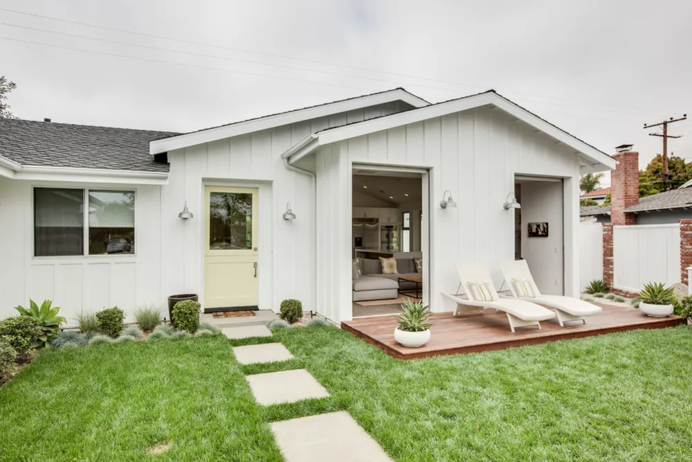 Costa Mesa Farmhouse Modern ombyggnad