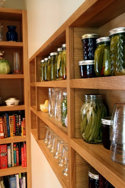 Nowoczesna, otwarta kuchnia w holenderskim stylu kolonialnym