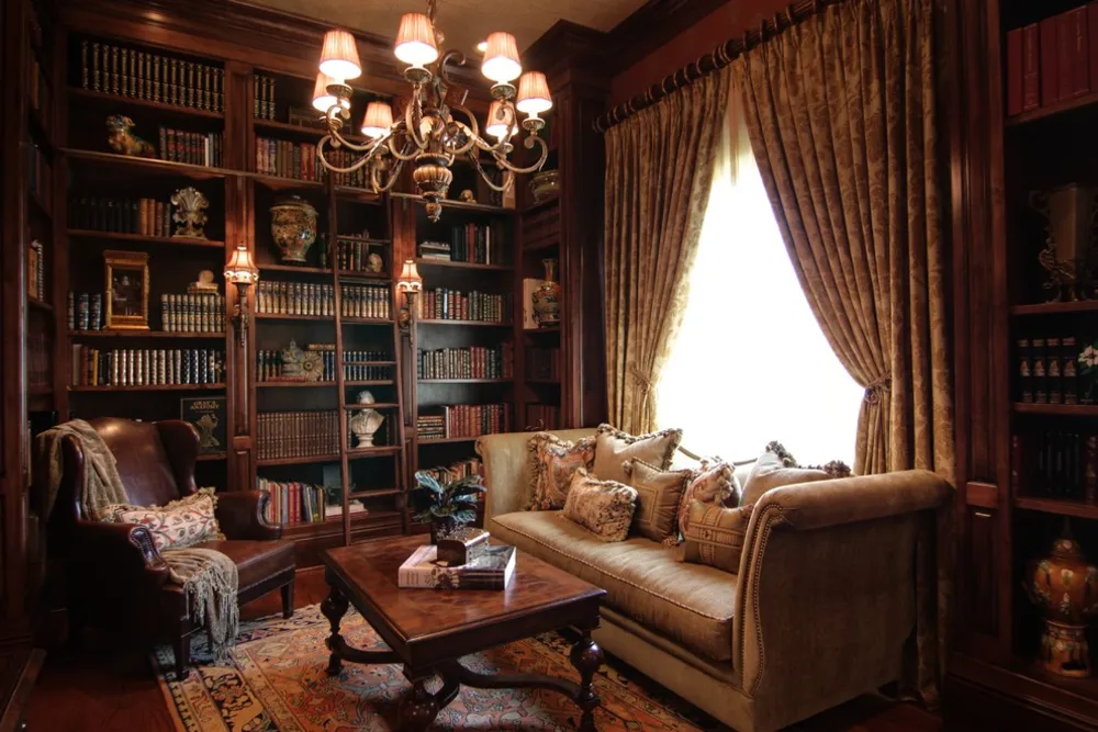 Gezellige elegante bibliotheek met op maat gemaakte boekenkasten