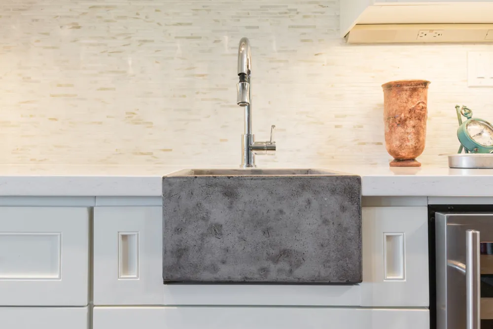 Hvitt kjøkkenoppussing moderne gårdshus