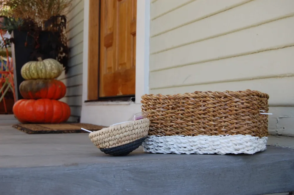 Halloween DIY: Begrüße Süßes oder Saures mit einem tauchgefärbten Korb