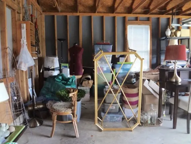 Organizování garáže - Přidání polic (před)