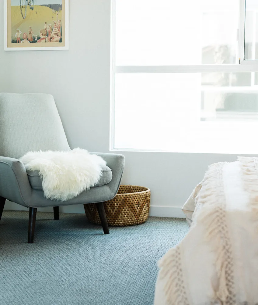 Sovrum med Midcentury Modern Lounge Chair