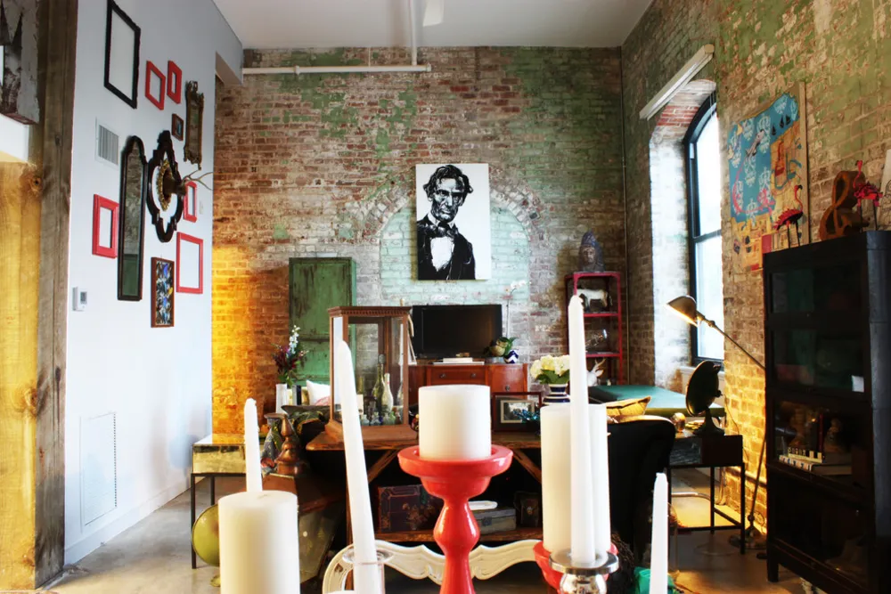 Antikalar, eski bir New Orleans Pirinç Değirmeni'ndeki Eklektik Çatı Katı'nı süslüyor