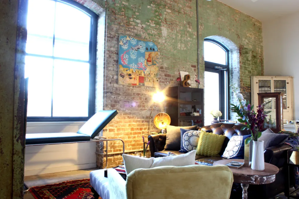 Antikalar, eski bir New Orleans Pirinç Değirmeni'ndeki Eklektik Çatı Katı'nı süslüyor