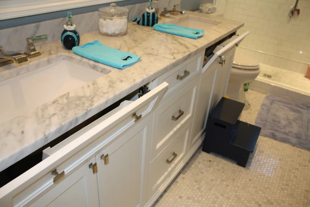 Fantastici mobili da bagno per bambini con mance per gli spazzolini da denti!