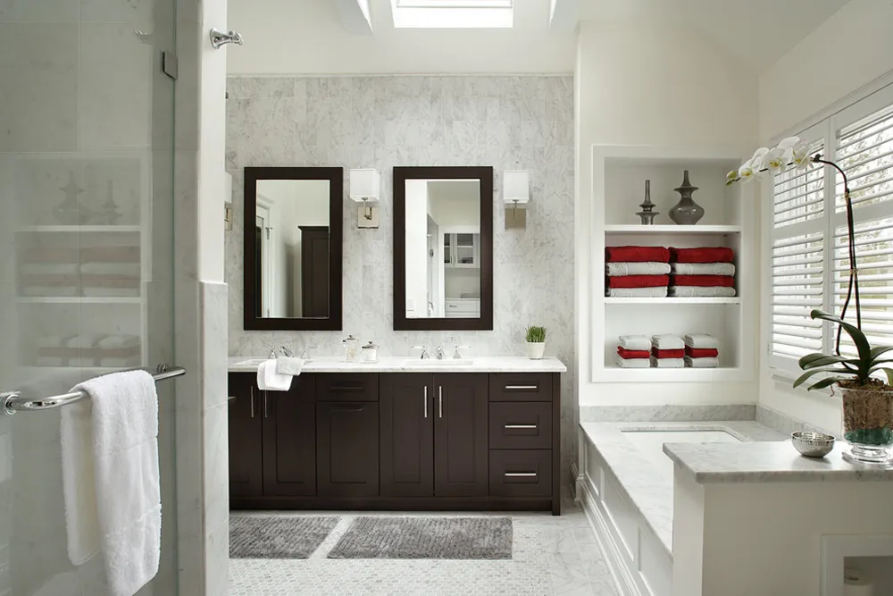 Baño principal Wyckoff de transición/contemporáneo