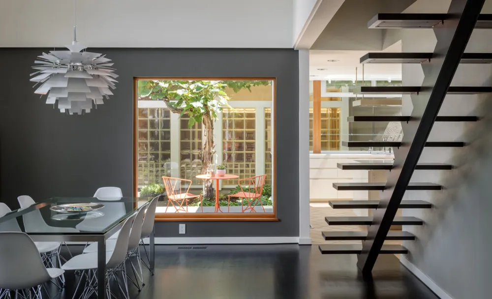 Ruokailuhuone, josta on näköala patiolle