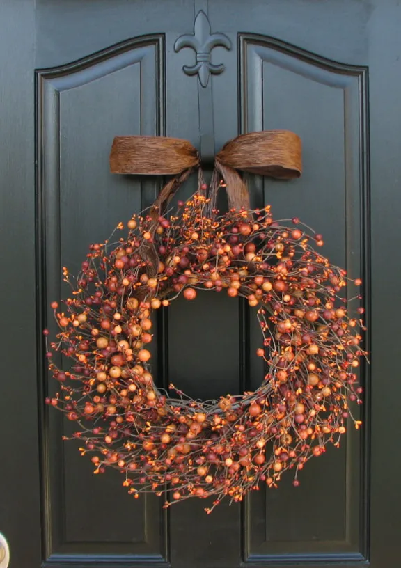 Herbstkränze zum Dekorieren der Haustür