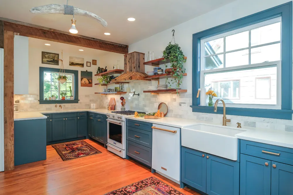 Переходная кухня в фермерском доме в Ванкувере, штат Вашингтон