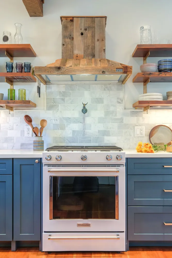 Переходная кухня в фермерском доме в Ванкувере, штат Вашингтон