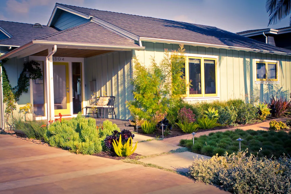 Moderne sommerhus med lavvandede forhave beplantning