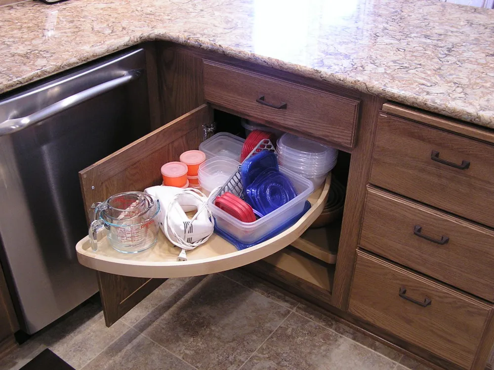 Kuchnia z dębowymi meblami