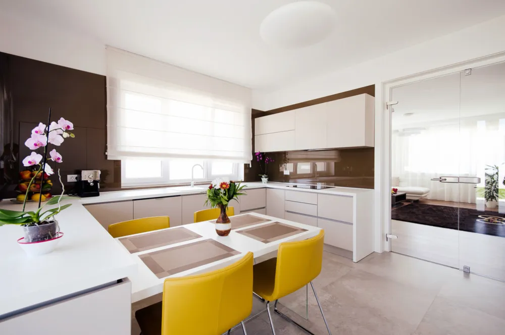 Cocina grande en una casa en Oradea, Rumania