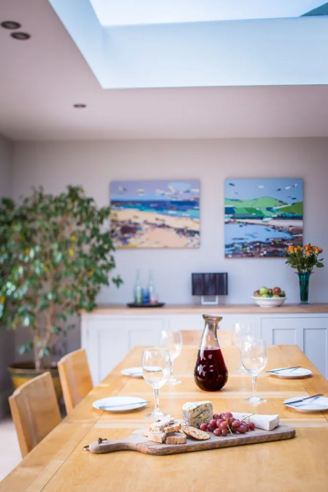 Светлая и просторная кухня-шейкер в Лондоне