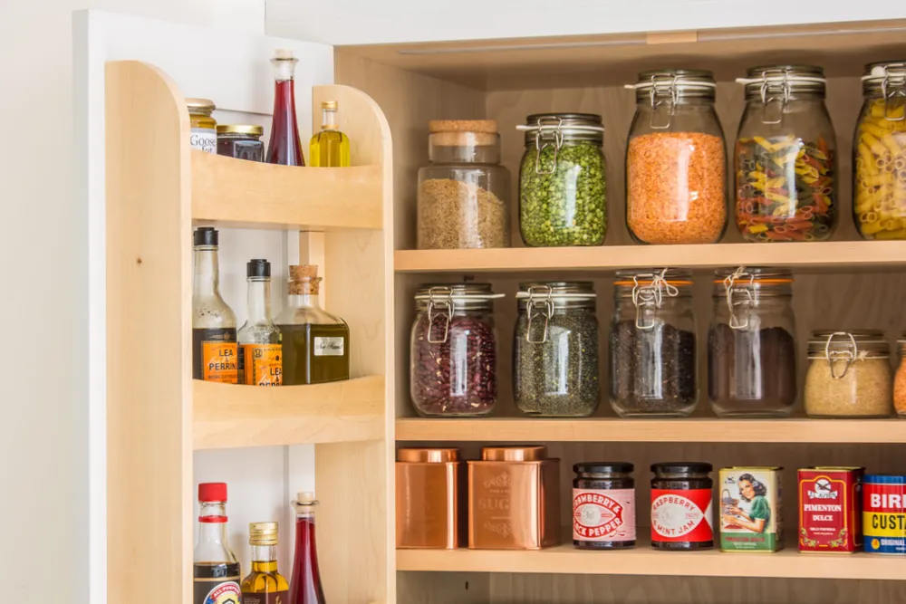 Светлая семейная кухня открытой планировки в Лондоне