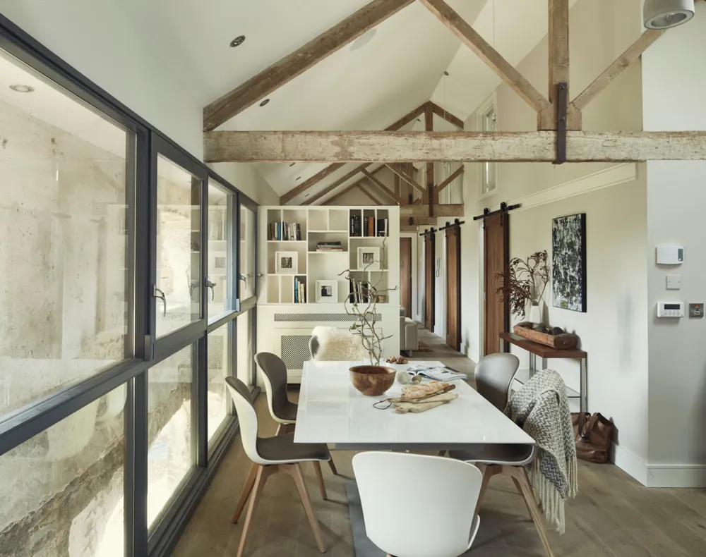 Гостиная и столовая на первом этаже каретного двора