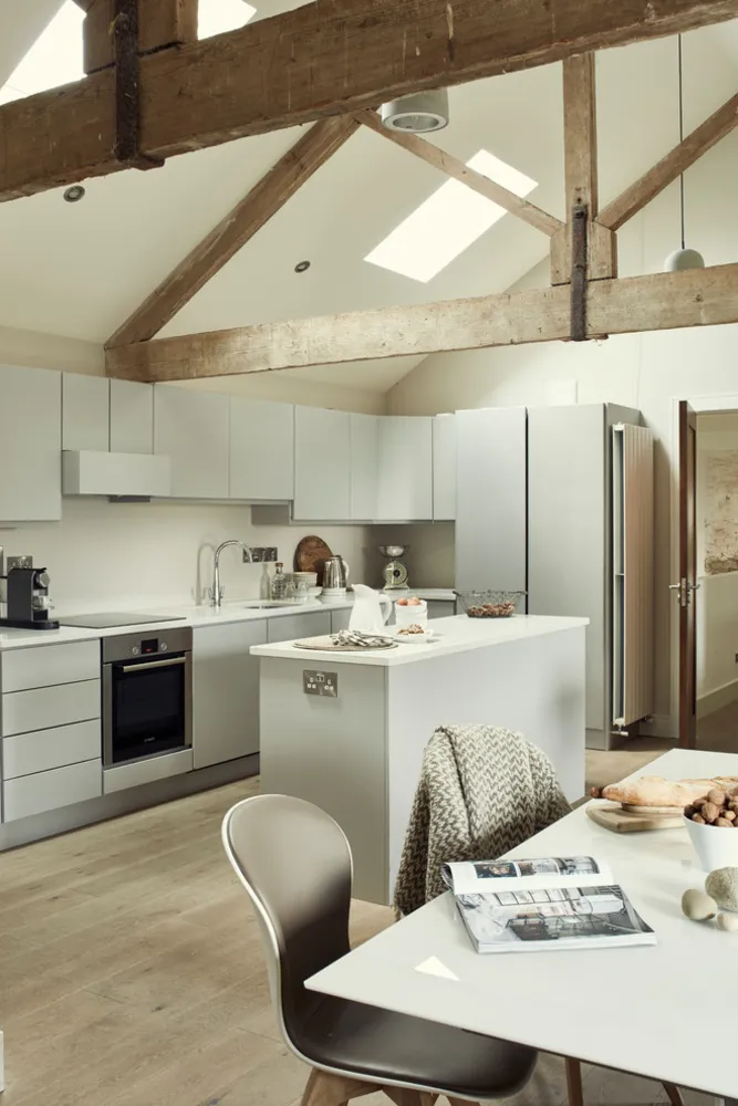 Столовая и кухня на первом этаже каретного двора