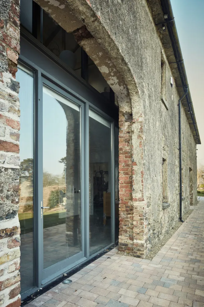 Sydfacade af Coach House med indgang til haven.