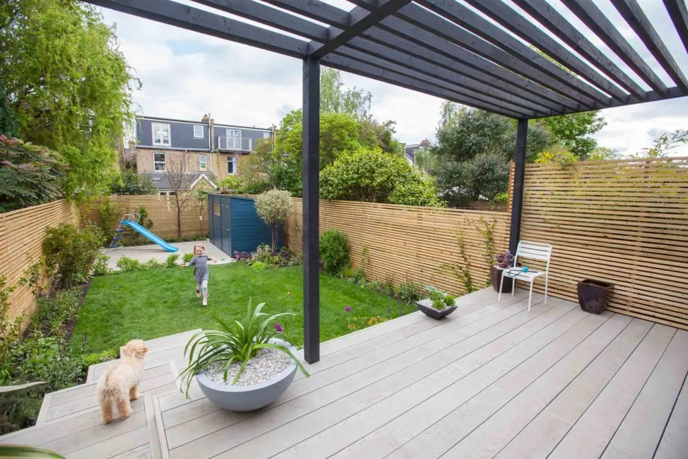 Giardino familiare con deck