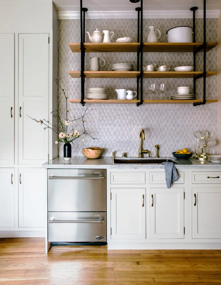 Cucina con piastrelle quadrate e dipinte a mano